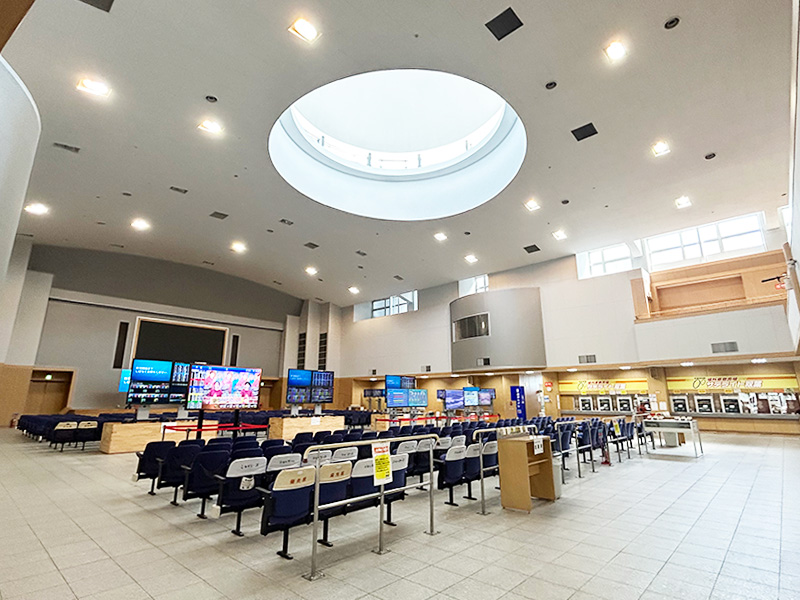 1F無料観覧席から天井ドームを望む