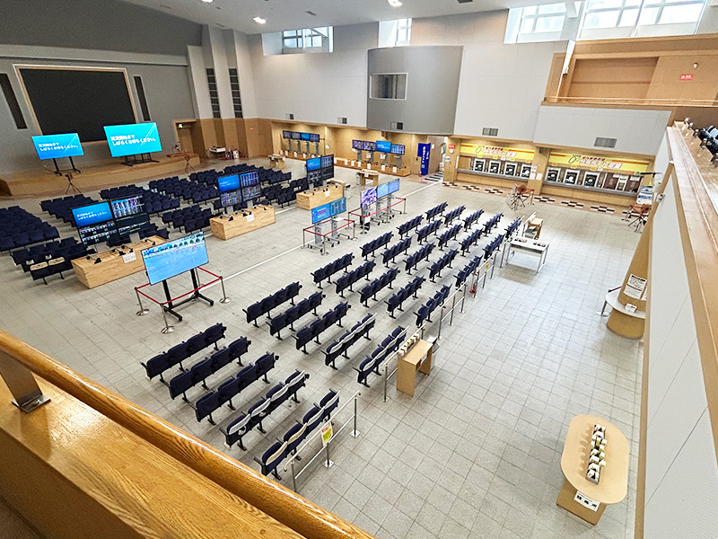 2F観覧席から1Fを望む