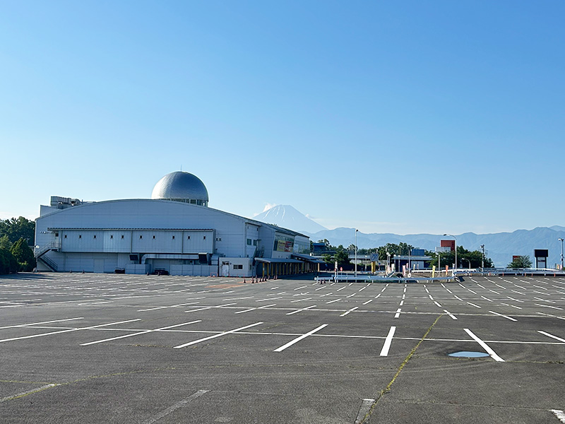 800台収容の駐車場完備