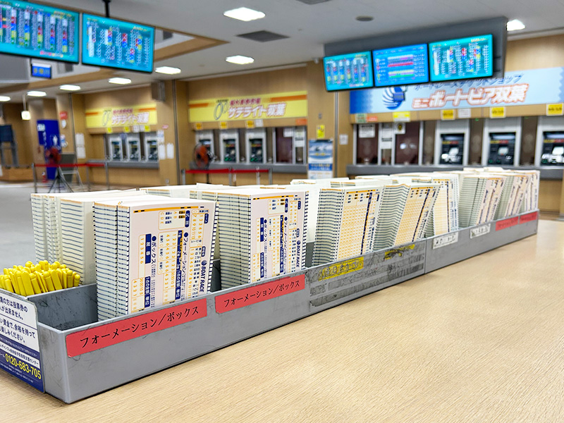 フロア各テーブルには投票券を設置